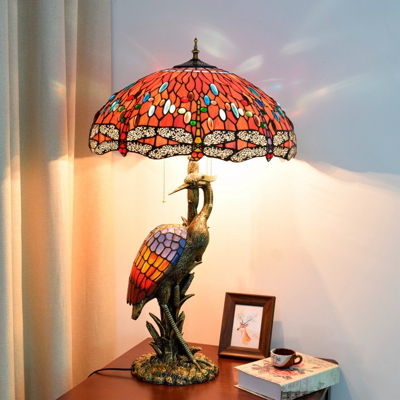 Lampada Tiffany rossa con libellule osservata accesa e spenta