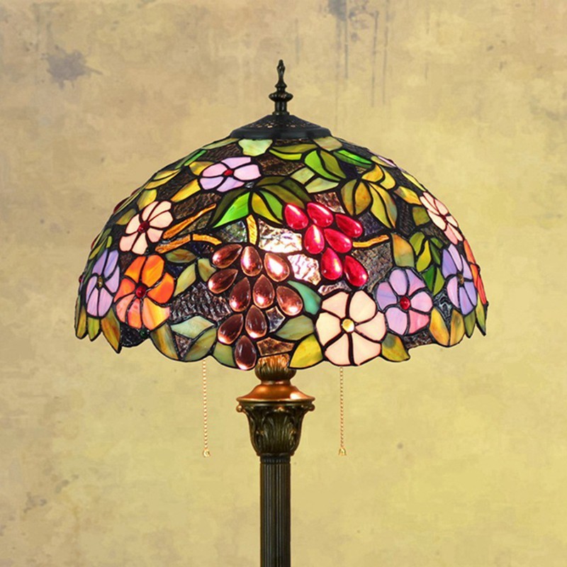 Lampada da terra Tiffany con vite e uva per interni rustici