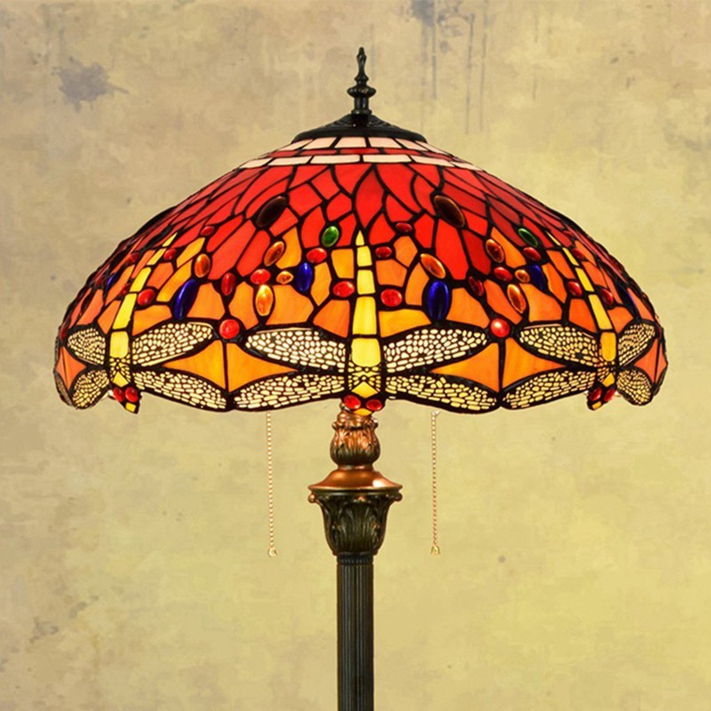 Lampada da terra Tiffany con libellule per il progetto della stanza