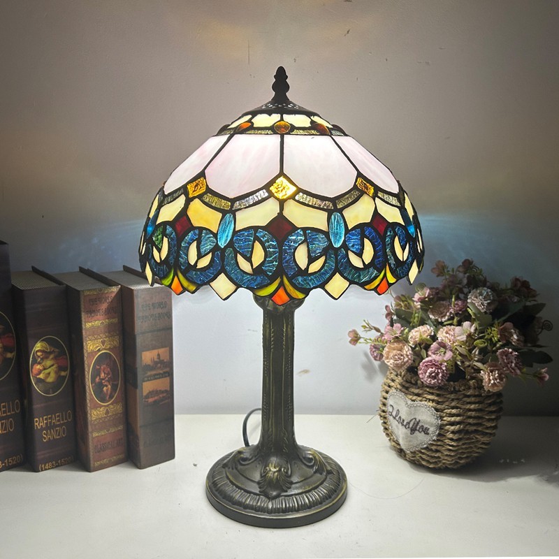Lampada Tiffany da tavolo proporzionata con paralume Art Nouveau