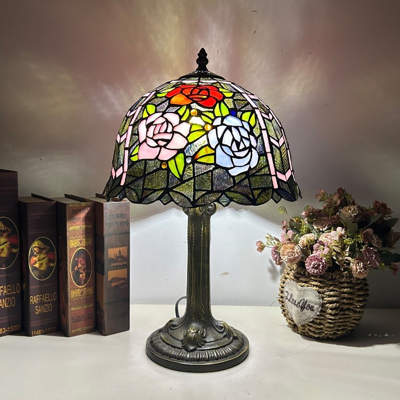 Lampada Tiffany da tavolo durante la sostituzione della lampadina