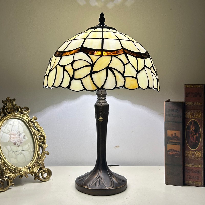 Lampada Tiffany dai vetri chiari per valutare lampadina e lumen